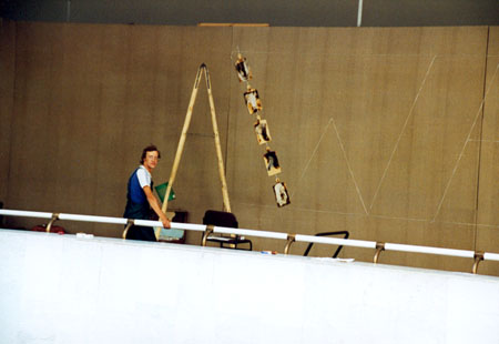 Aufbau der Installation Breakfast in der Manege, St. Petersburg 1999