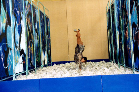 Kinetische Installation -Der letzte Tanz jeden Bezug zur Realitt verlierend- in der Manege, St. Petersburg 1999