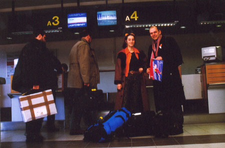 Kerstin und Odin auf dem Flughafen Schnefeld