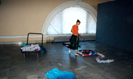 Aufbau der Installation Second Hand in der Manege, St. Petersburg 1999