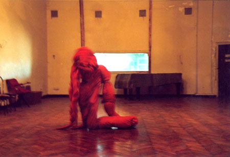 Tanzprobe fr Hunger im Baltisky Dom mit der Tnzerin Kerstin Heimlich, St. Petersburg 2000